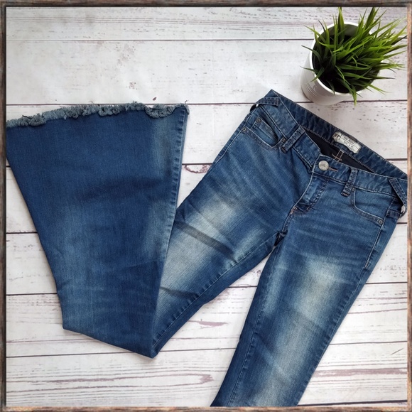 Free People Denim - FREE PEOPLE Super Flare Raw Edge Jeans in Oslo, 25
